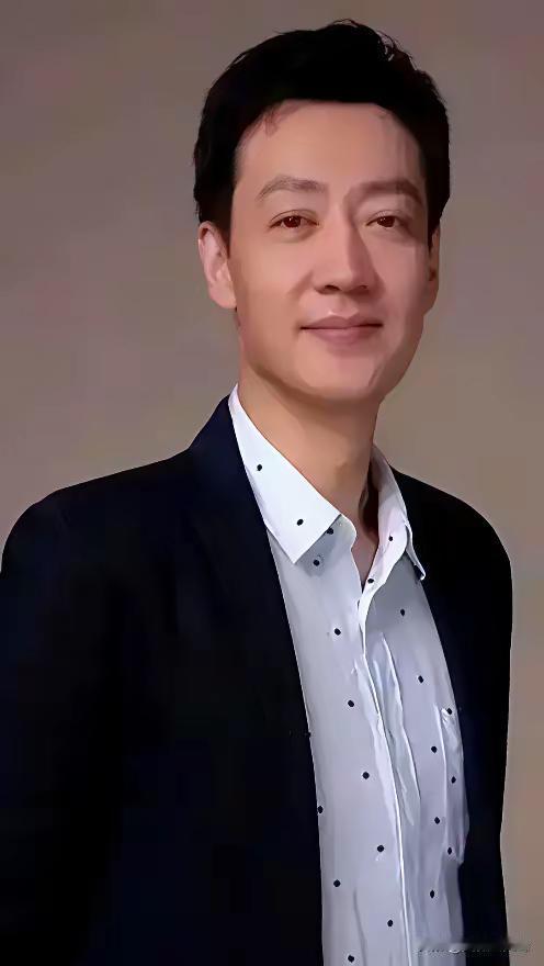 忽然有个温柔的念头：若辛柏青能与马伊琍牵手同行，或许会是段格外动人的缘分。两
