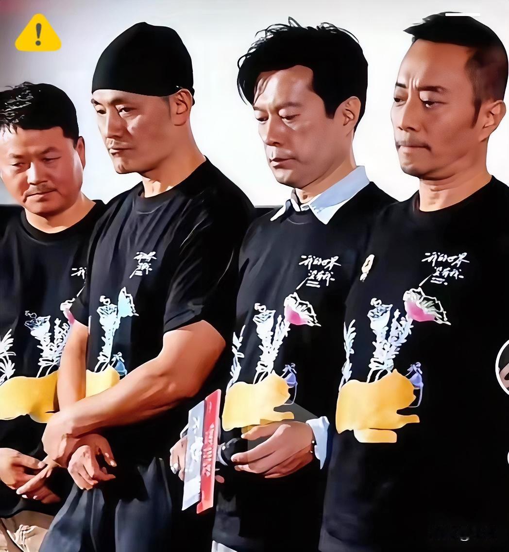 4个帅哥像被罚站的小孩，一副心事重重的样子，是不喜欢笑吗？全程耷拉着脑袋盯地