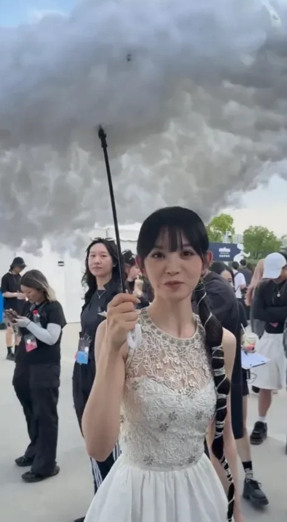 电视上看着一般般，真人巨漂亮。不呢不说，这雨伞炫得……我竟然哑口无言。[哈哈