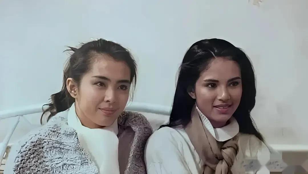 这个是多年前的一张照片，照片中这两个女人看起来真土，但她们却是香港娱乐圈中的顶尖