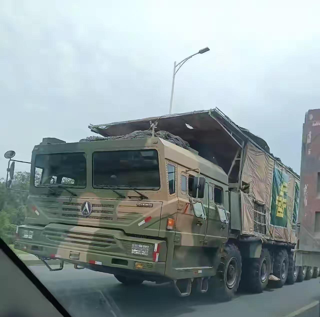 这辆大卡车好长，上面写着“中国”。