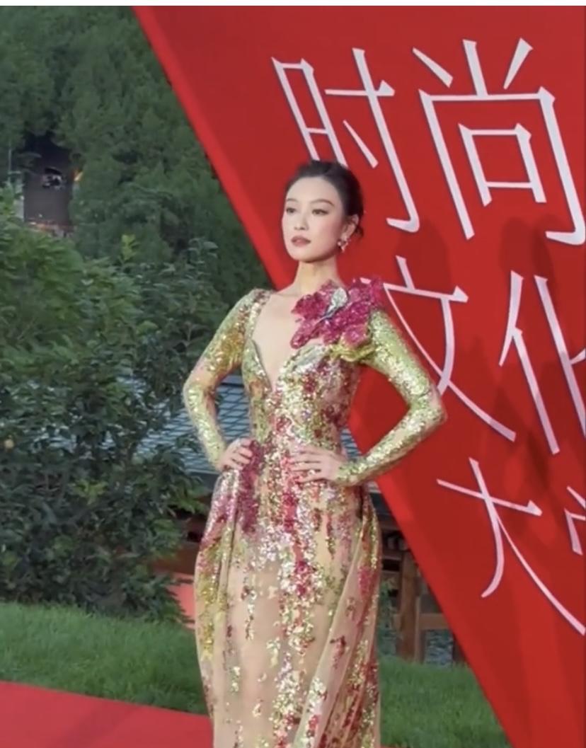 倪妮这次在栩栩华生红毯上简直美到犯规！她穿的那条“繁花裙”，就像把春天的花海穿