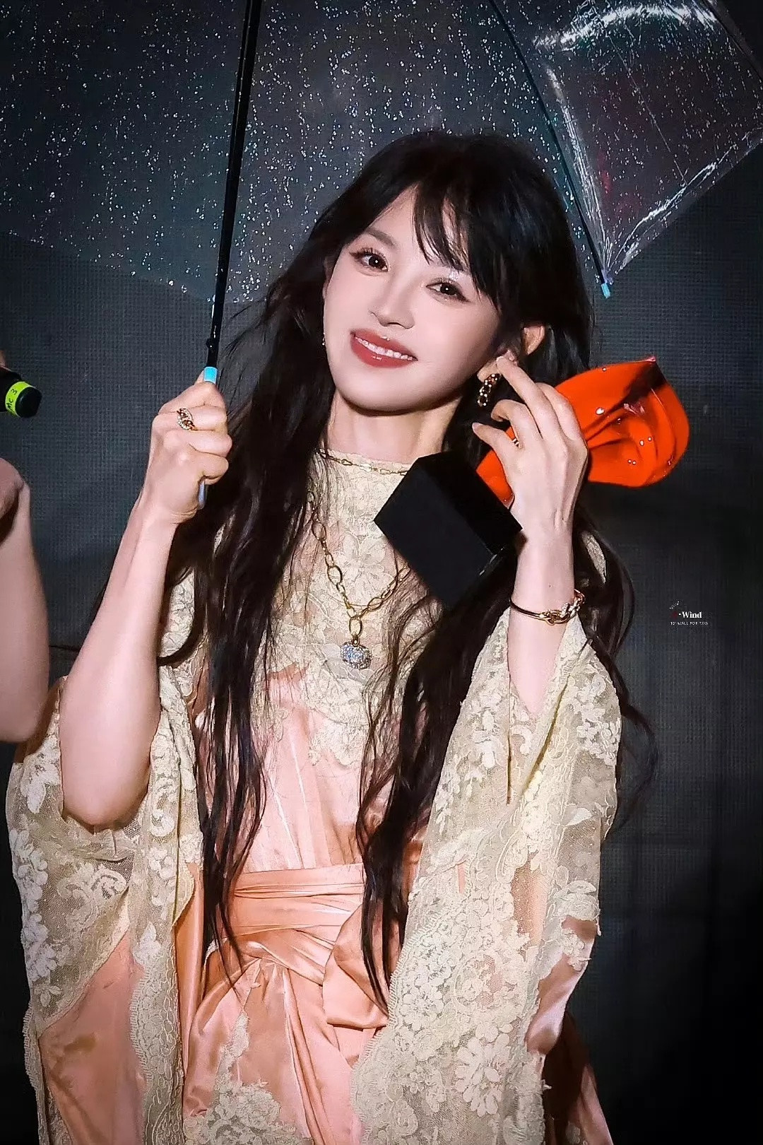 田曦薇芭莎生图精修没差欸，脸特别扛打，笑得真piu亮​​​