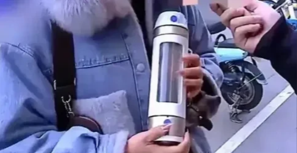 白嫖上瘾了？女子在外出吃饭时，特地掏出价值4000元的保温杯，让服务员给自己倒水