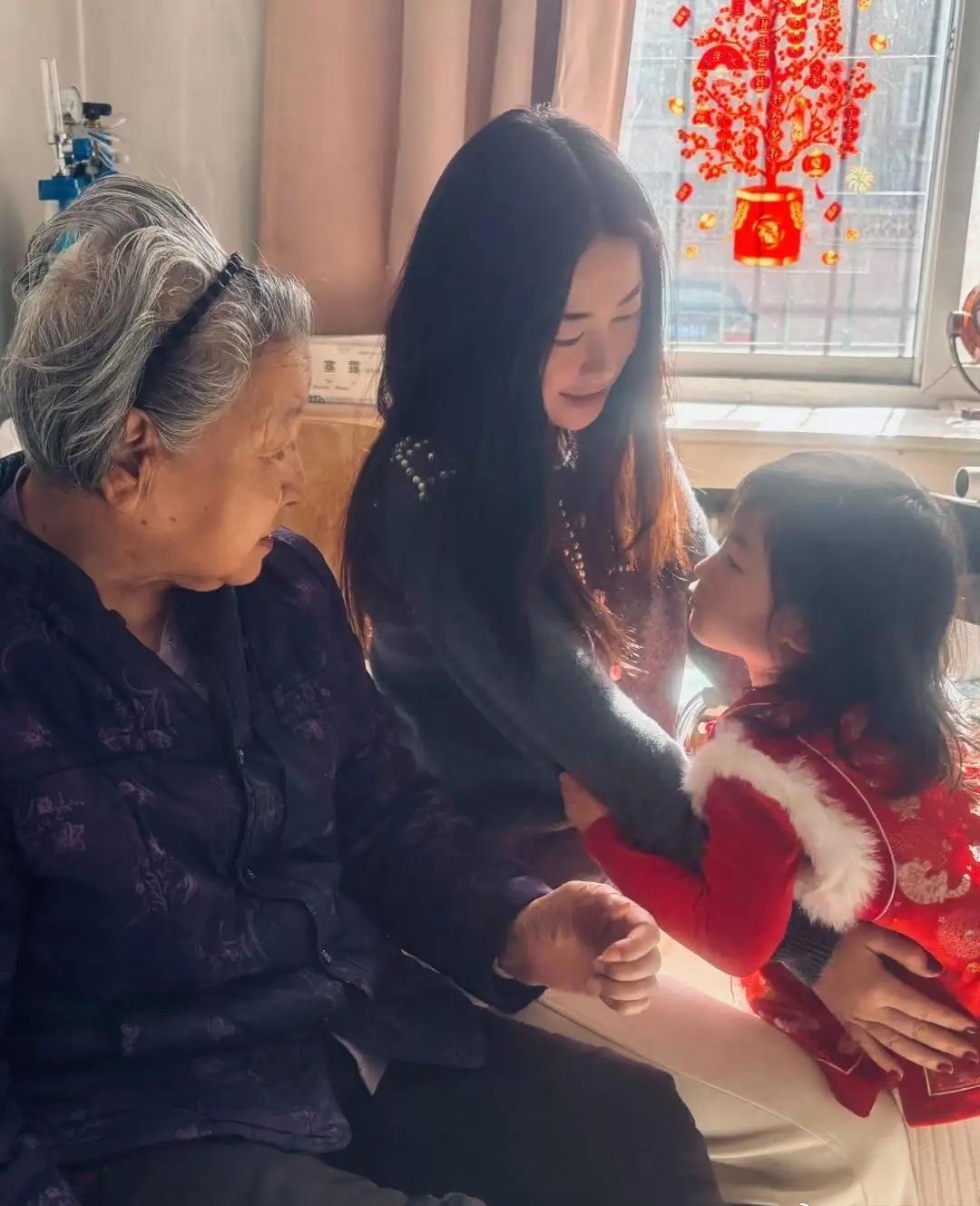朱珠在新年后到干休所看望100岁的奶奶，老公及女儿也一同前往。女儿身穿红色小祆，