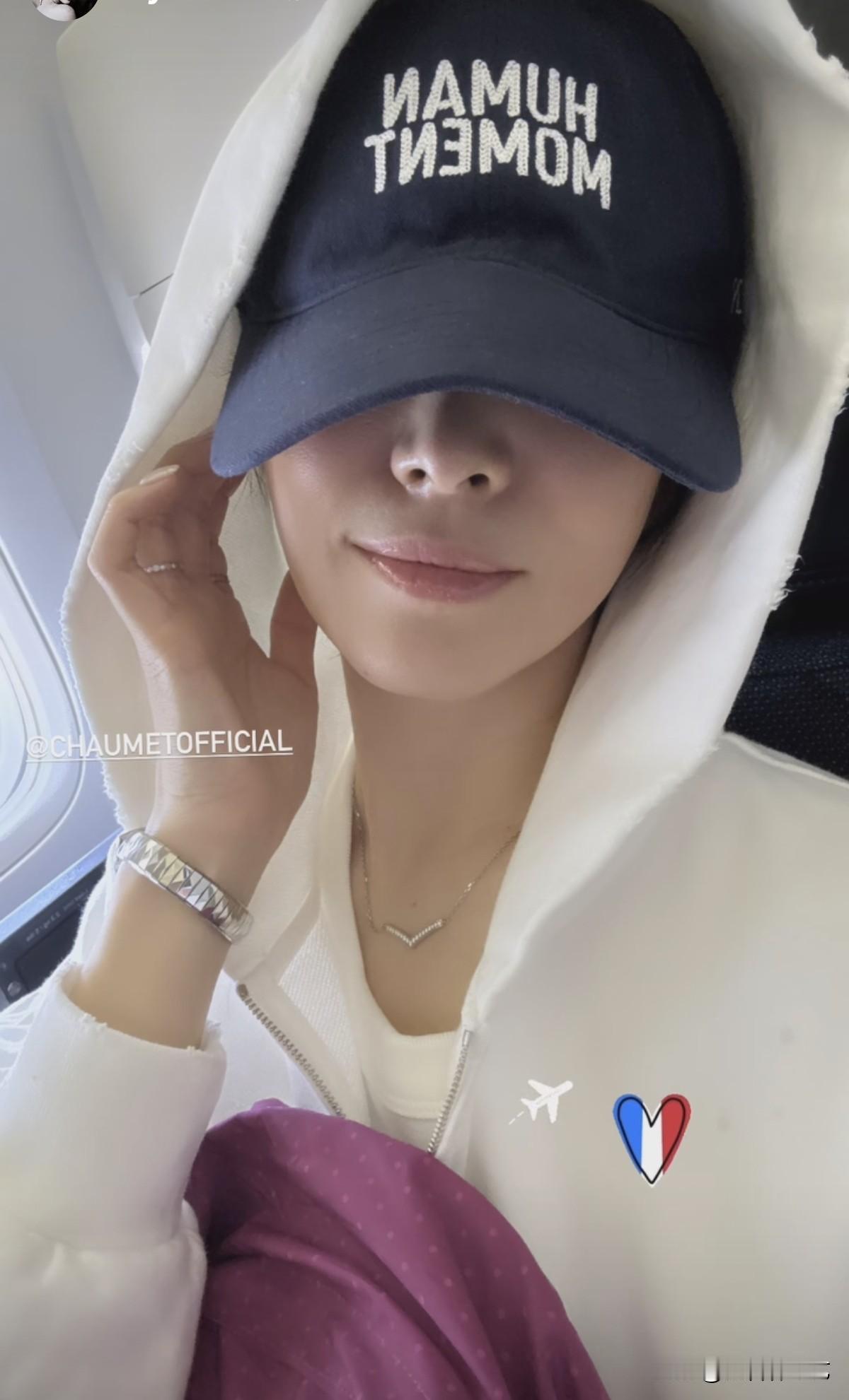 18日，演员宋慧乔在Instagram上传了照片。照片中，宋慧乔正在飞往法国的航