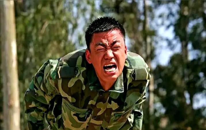 “15个直接飙到333个，这还是人？”当年《士兵突击》里许三多把单杠卷成麻花，屏