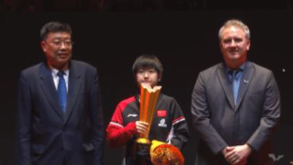 孙颖莎又闹笑话了！颁奖时候又迷路了，哈哈！看来莎莎好久没拿银牌，对路线不