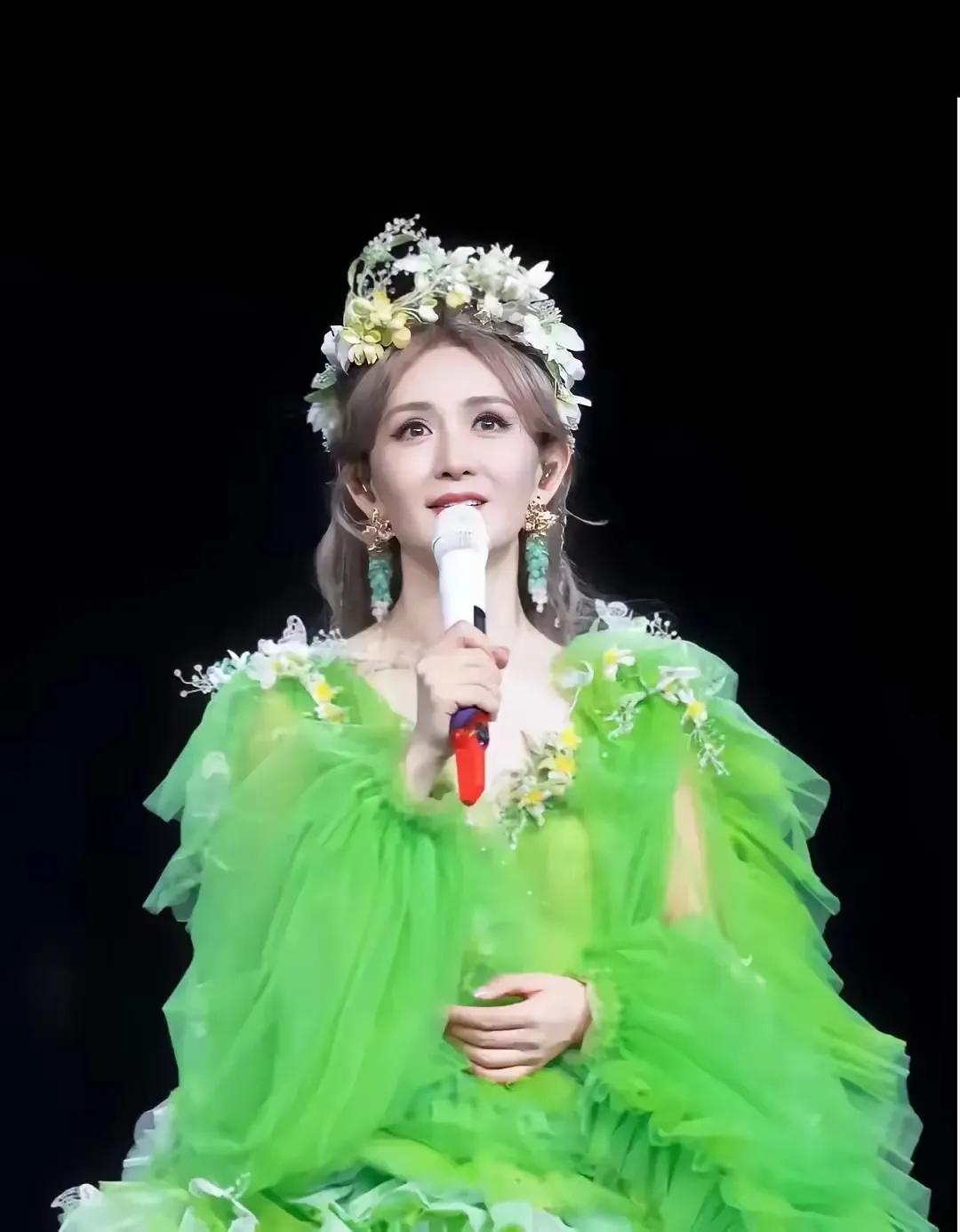 说起来，最近舆论场里挺尴尬的一位，大概就是谢娜了。原本定在7月11号的北京演