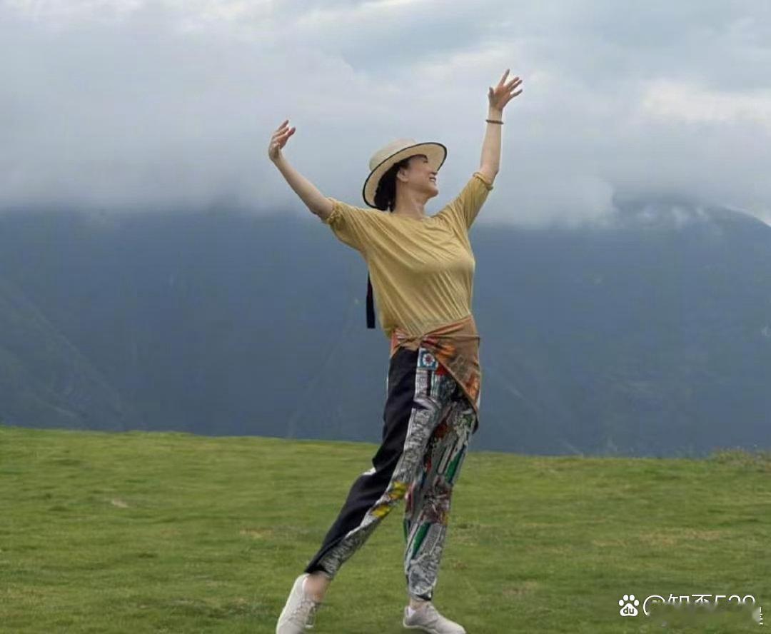 林青霞分享了在重庆登山游玩的随拍，画面里状态闲适惬意，能看得出此次出行游玩得十分