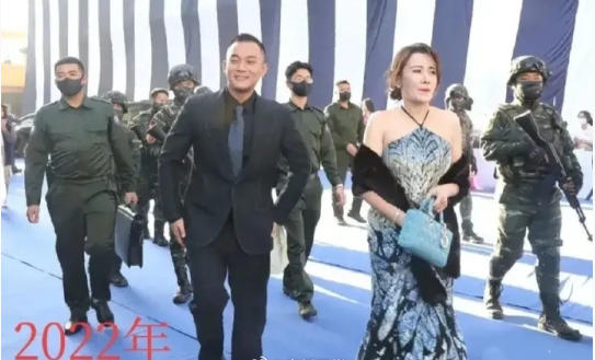 白所成的儿子白应苍，白色牌子脖子上挂！当年有多嚣张跋扈，今天就有多狼狈不堪。好日