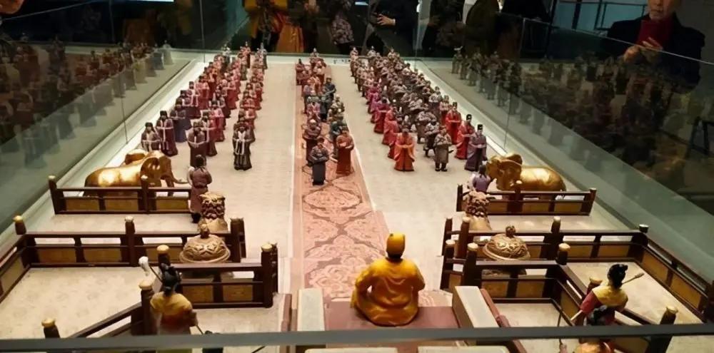 古代皇帝天天早期上朝？电视剧都是骗人的洪武十三年正月，朱元璋坐在案前，面