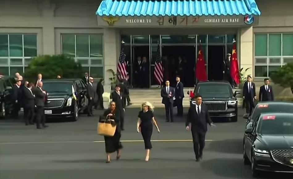 有趣的场景。韩国釜山金海国际机场紧邻的一处空军基地的主楼，两辆世界上最受瞩目的专