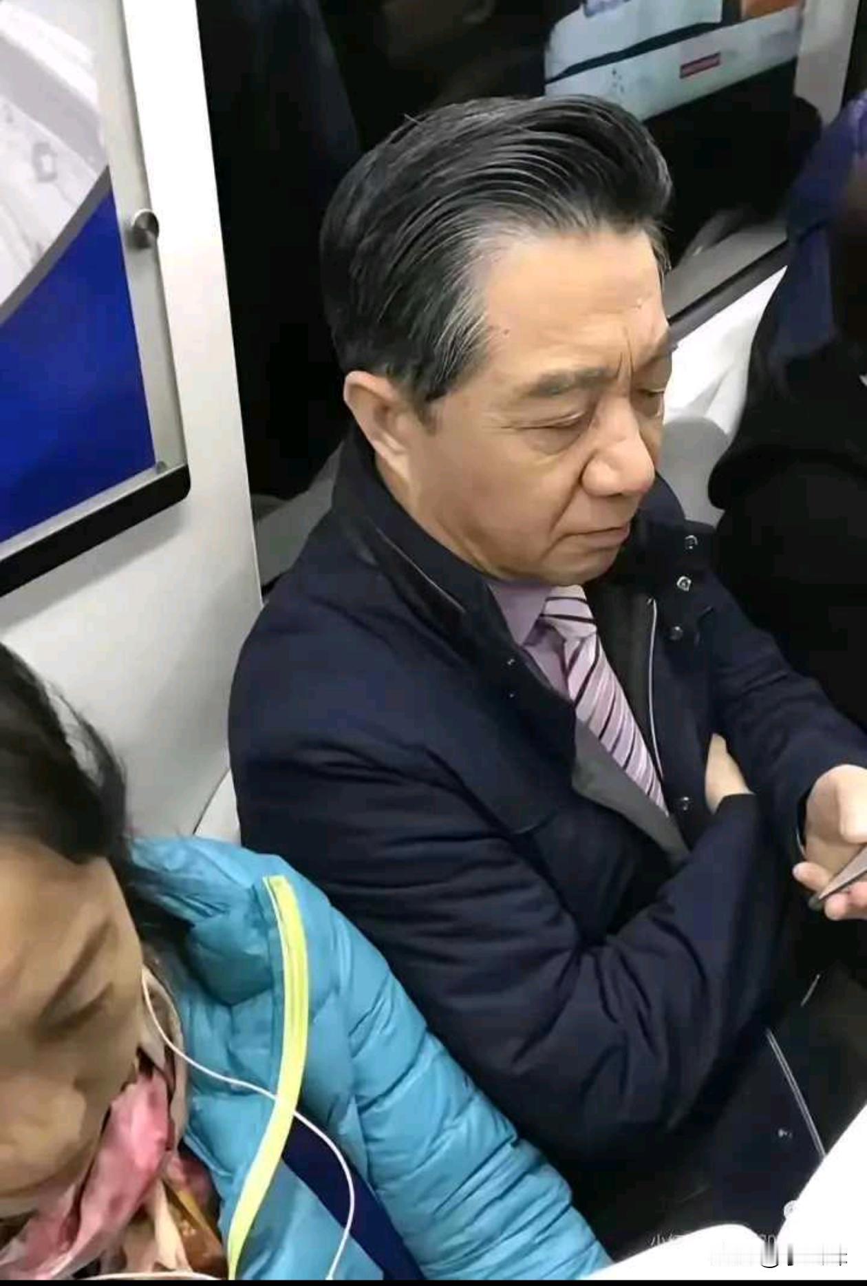 地铁上看到的，这人咋越看越眼熟？