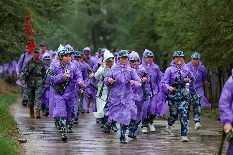 兰州大学5700名新生冒10℃冷雨徒步十公里拉练，多人高烧不适、教官惨遭冻伤，救