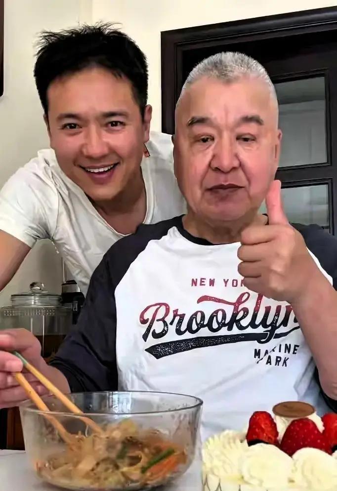 最近高云翔在社交平台上发了段给父亲过生日的视频，简单却暖心，瞬间戳中不少人。