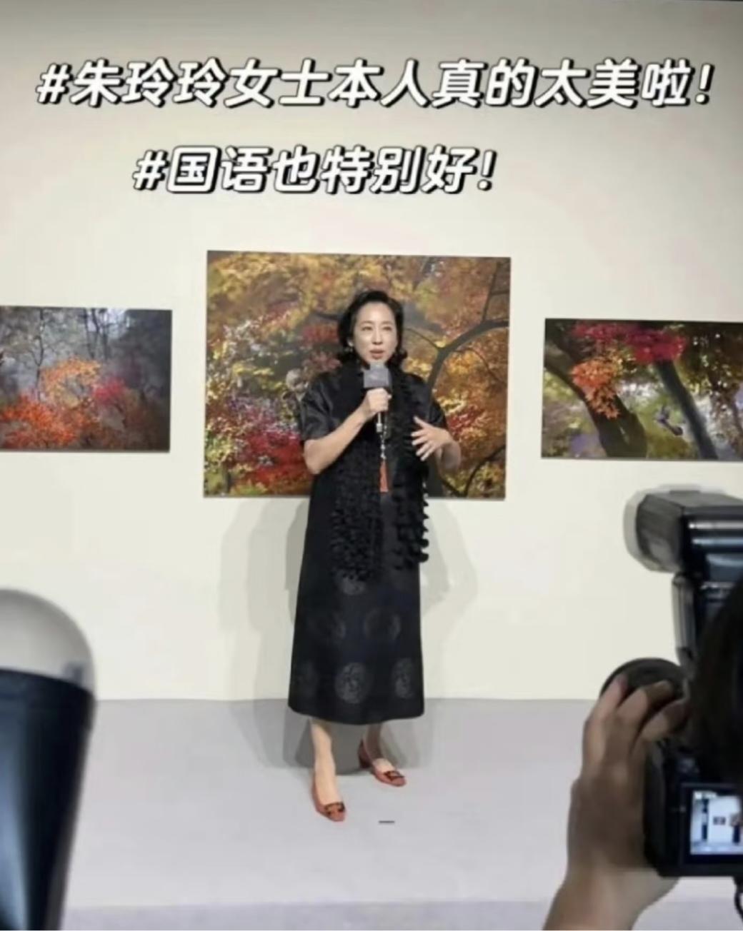 真贵气！朱玲玲来上海办画展，小儿子霍启山出席活动，母子之间和谐温馨。朱玲玲
