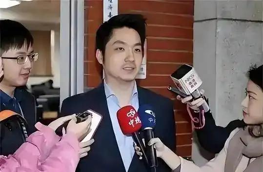 “你都不认同自己是中国人，凭什么谈把两蒋灵柩迁回大陆？”记者那一句问出口，蒋万安