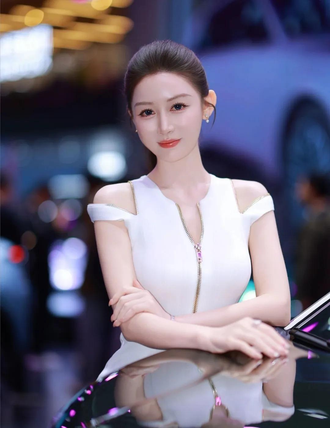 都市夜色下的优雅女神，时尚穿搭引人注目！敏敏