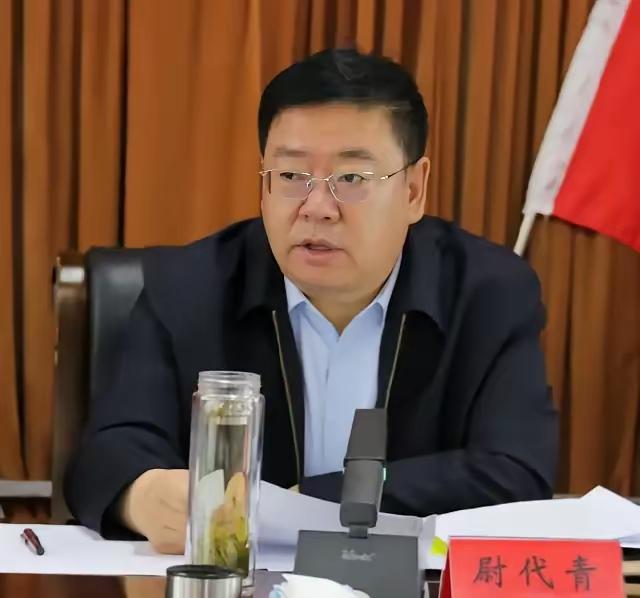 这人胆子真肥！尉代青，乌兰察布市人大常委会原副主任，2026年8月29号这天，他