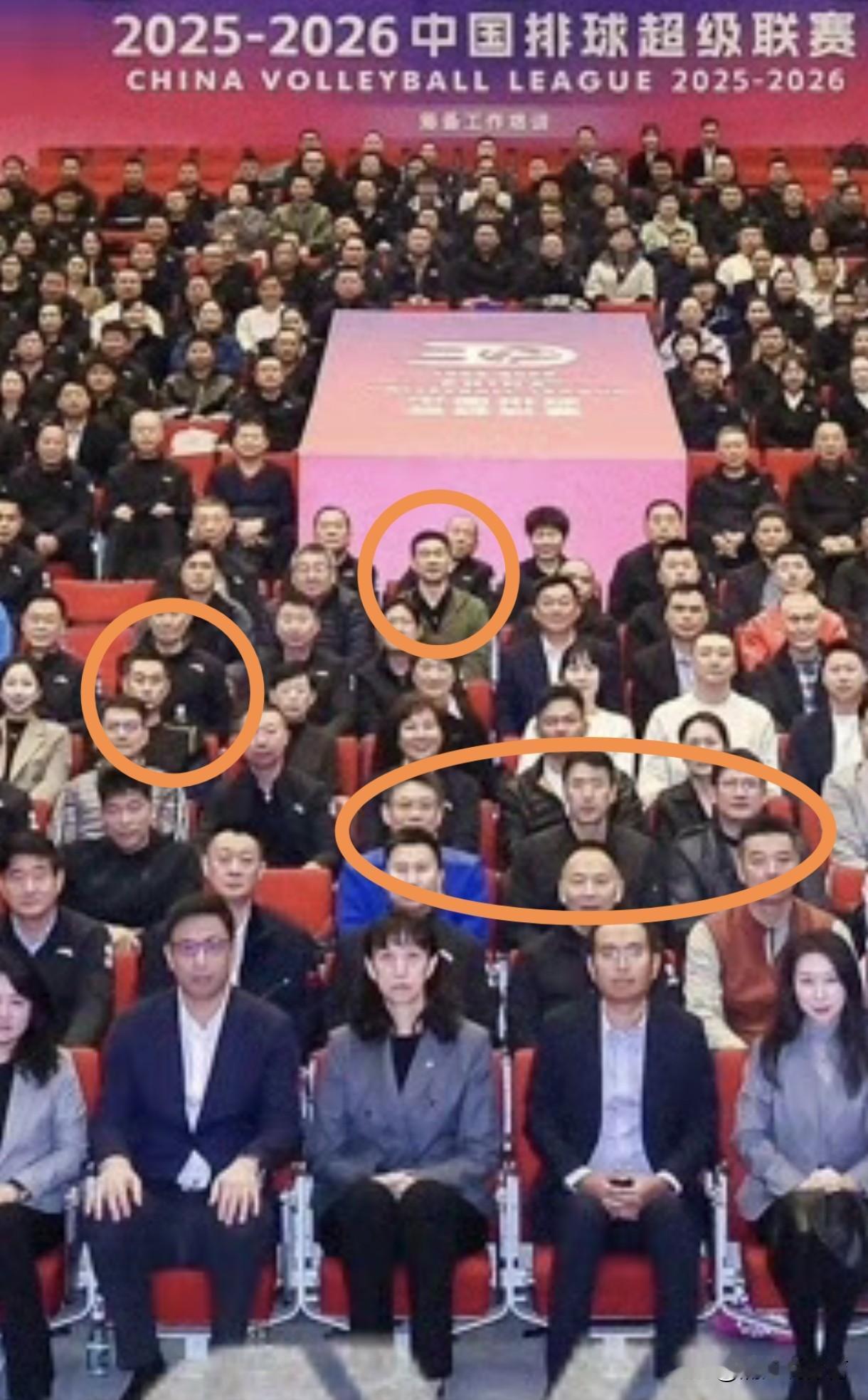 天津女排前主教练陈友泉与天津女排现任主教练陈方并没有坐在一起，两人甚至还间隔了一