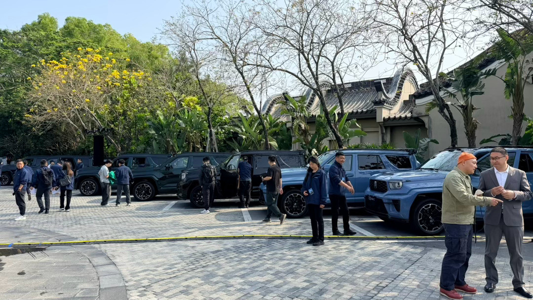 今天开了两个我喜欢的大车这个700太爽了不过我想整个法拉利红目前看到的颜色都