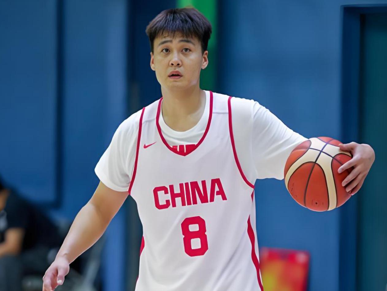 中国男篮爆冷输球，3人在场上隐身，球迷：郭士强快点召回2人！昨晚，中国男篮面对