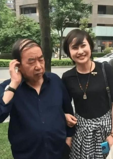 1996年，44岁的贾平凹，娶27岁的护士郭梅为妻。婚后，他问妻子：“我每周可不