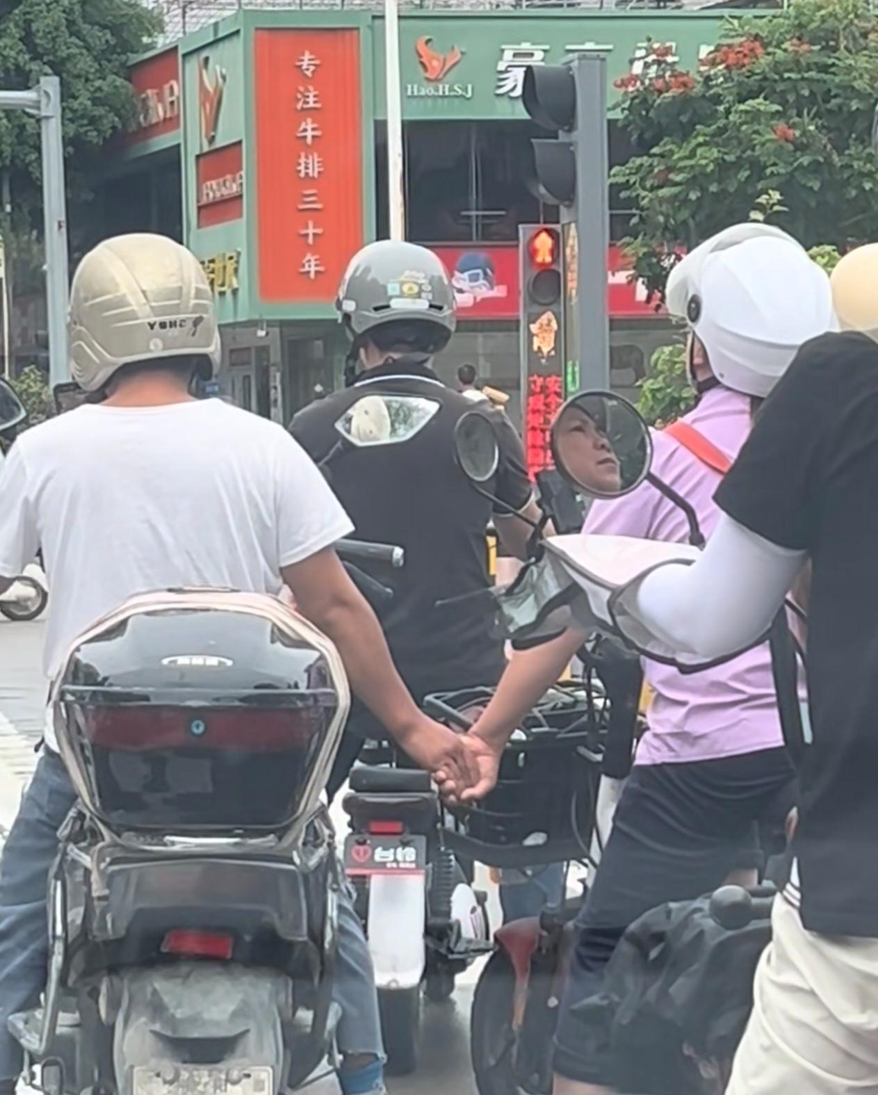 这夫妻俩个，得有多爱啊，估计是好久没见面了，好羡慕啊！我跟我老公出门别说