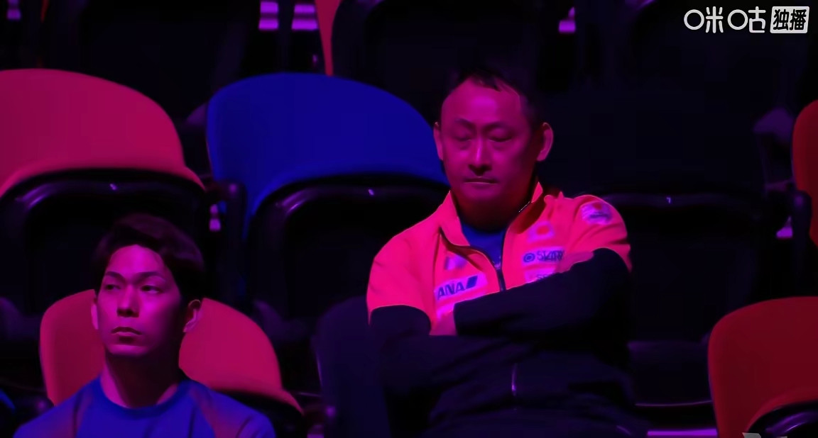当张本智和4:1战胜周启豪拿下比赛的时候，坐在看台上的张本宇显得格外的宁静，没有欢呼，没有雀跃，或许