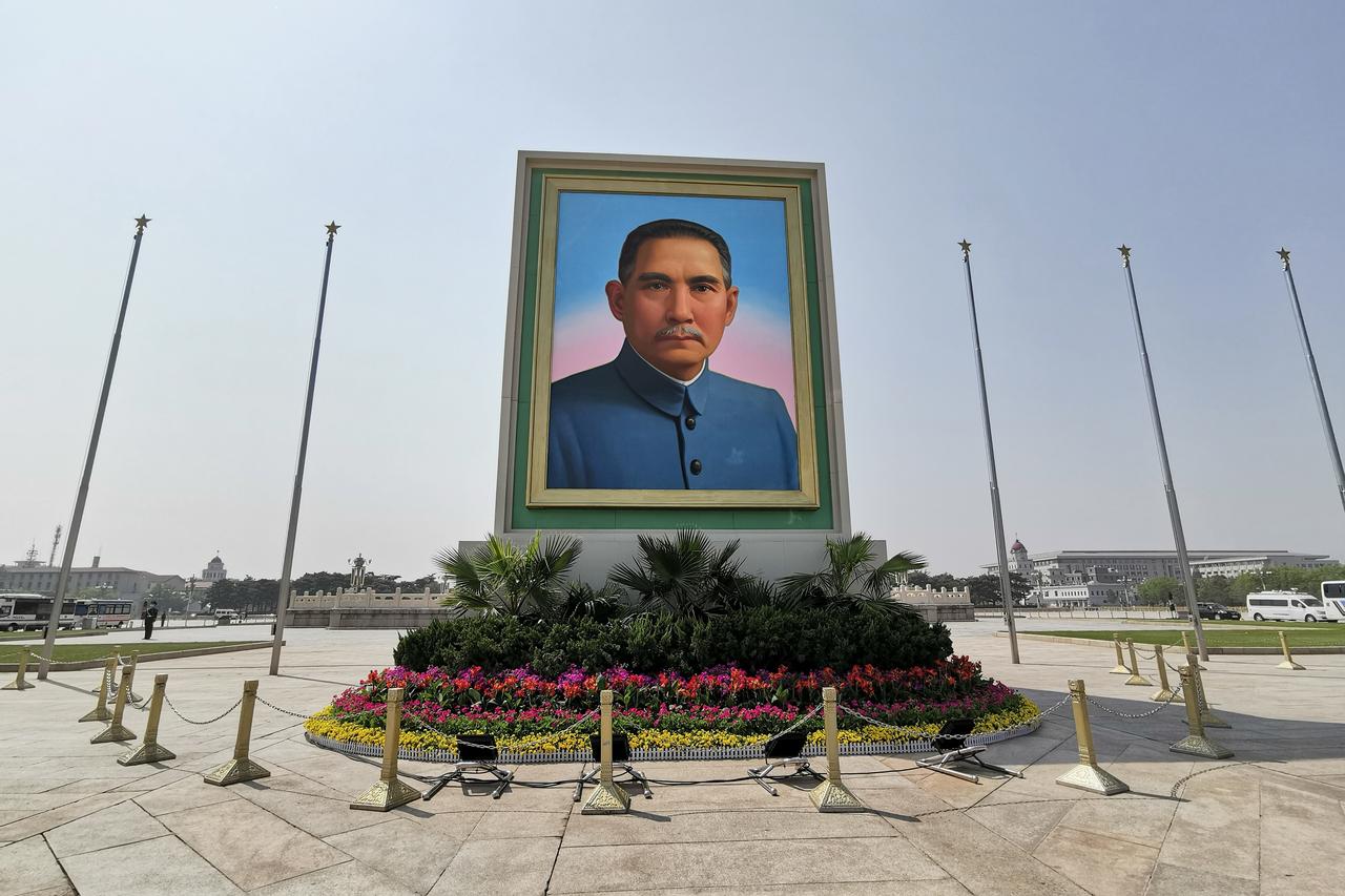 别再传错了！“国父”是民国称谓，新中国没有国父打开短视频平台，经常看到一些自