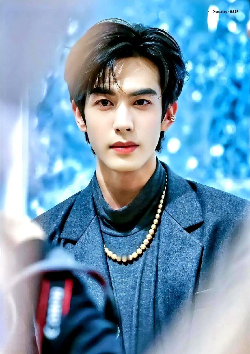 宋威龙背后那个“消失”的姐姐，打了内娱多少“吸血亲属”的脸。他还没红透，二姐就