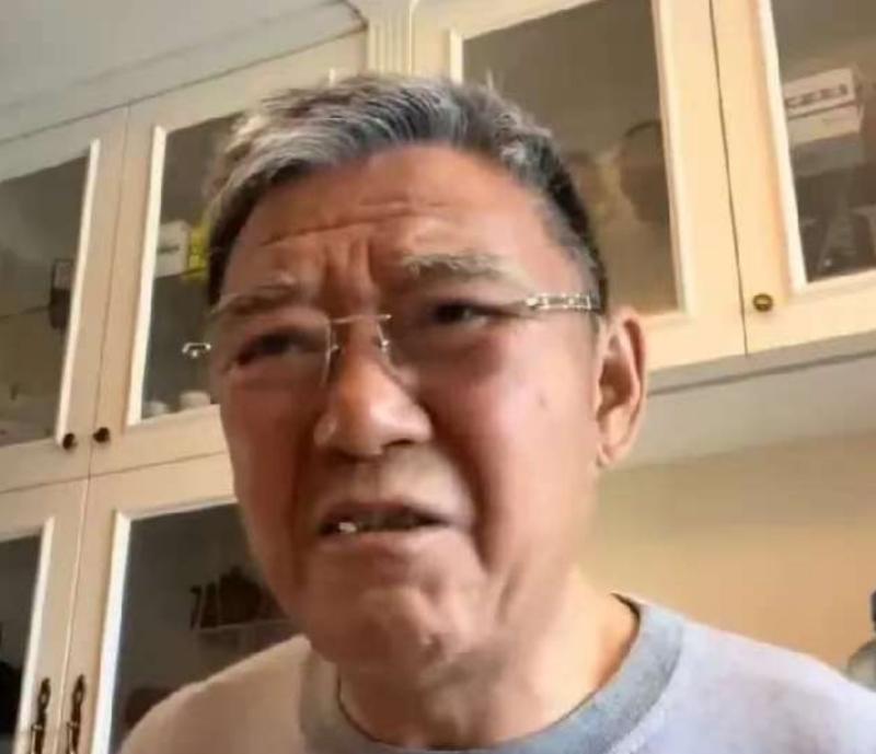 台湾老戏骨李立群在直播时吐槽道：“内地的机场真的建的太大了，特别是杭州机场，我都