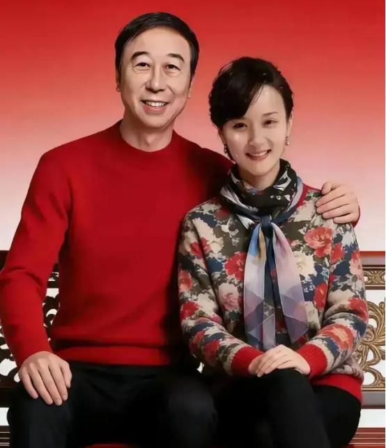 1983年，相声演员冯巩和天津市第26中学的同学艾慧领了结婚证，因为解决不