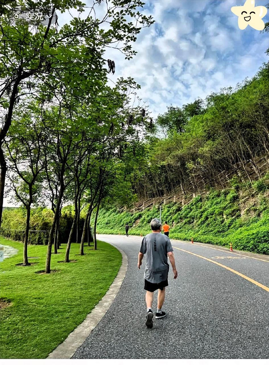 中老年锻炼，切莫盲目跟风我大哥64岁退休后，开启锻炼模式，每天晨跑、侍弄城外