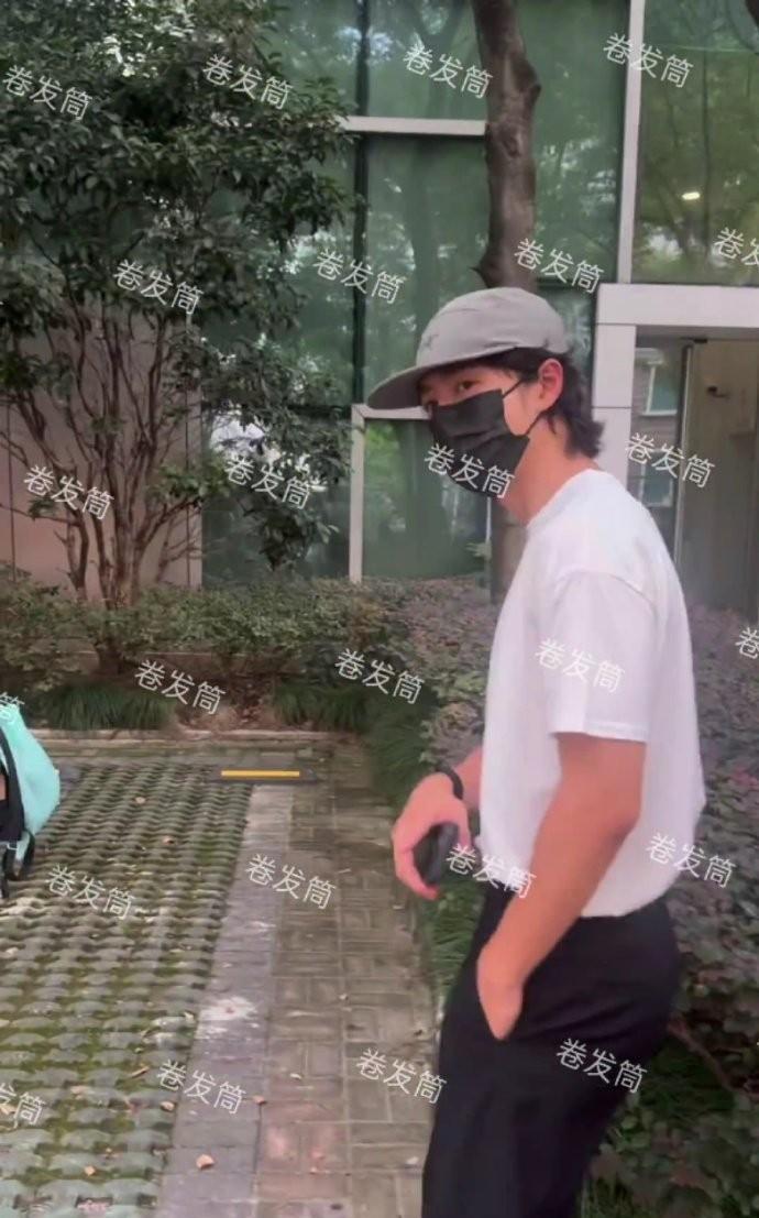 王一博在《这就是街舞5》决赛夜摔了话筒。慢镜头回放，他先是懊恼地抓头发，下一秒