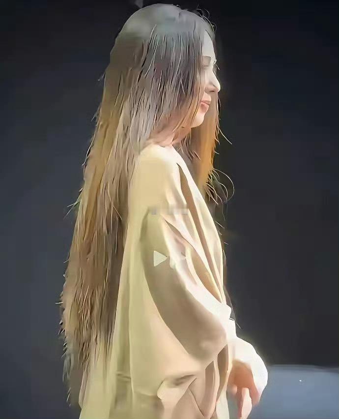 看到郭碧婷才发现，电视剧里都是骗人的，原来豪门儿媳的头发，也不是一直都精致打理