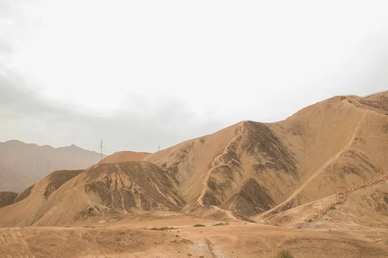 甘肃比陕西冷得早，这和地理环境脱不了干系。10月9日，甘肃就开启“一夜入冬”模式