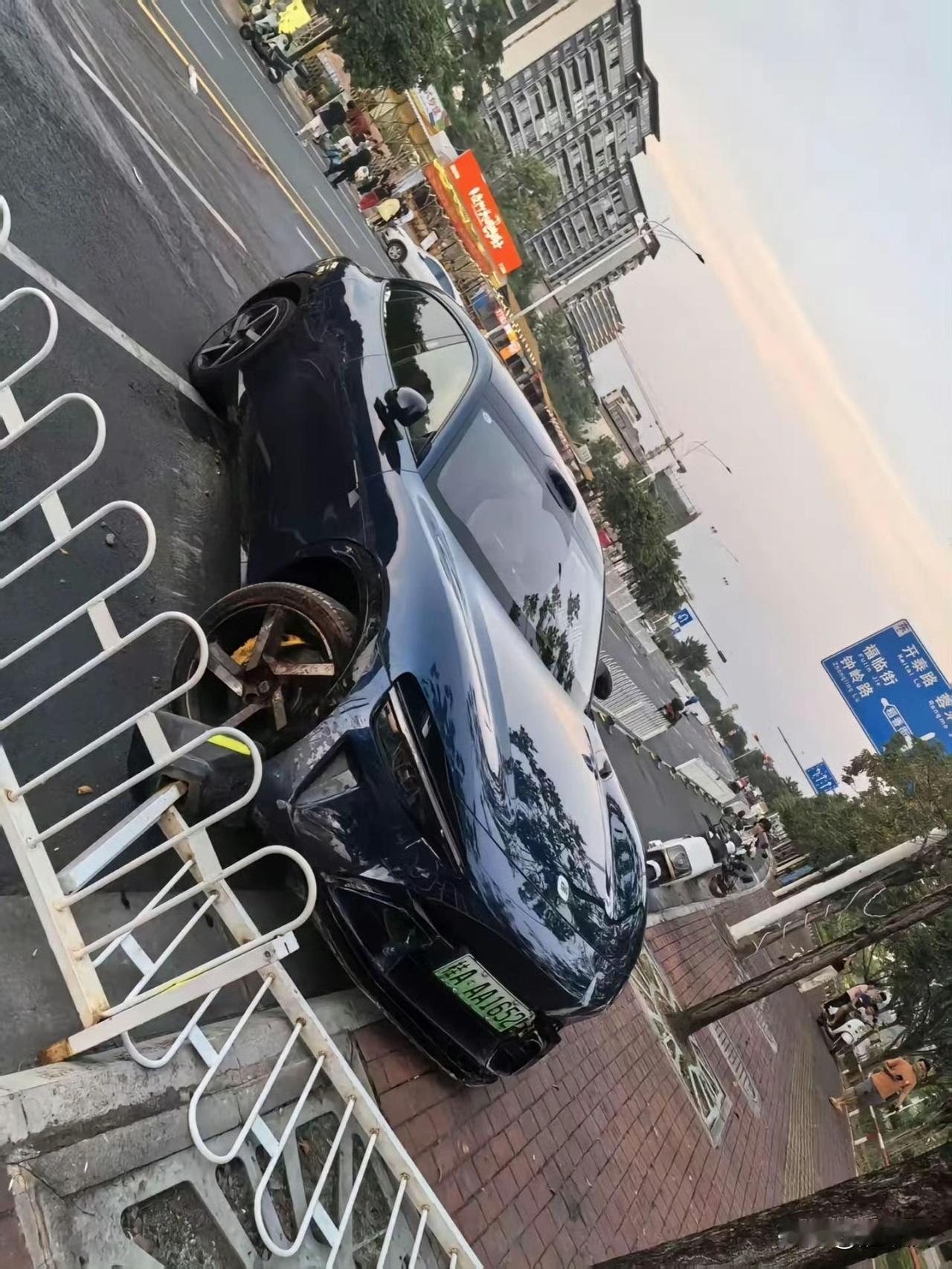 “干翻”华为，友商做到了！直接把享界S9t送上了绿化带，不但自己能上，也能让