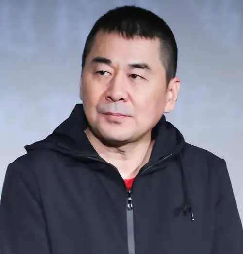 我认为的新疆十大男明星：第1名、陈建斌：新疆乌鲁木齐市人第2名、李咏：新