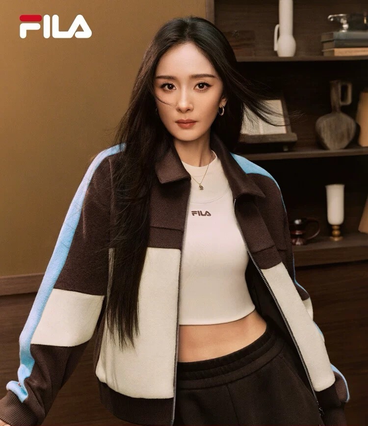 杨幂fila名誉合伙人Fila不语，又上了新图2026年春新款，穿宽松外套翻领