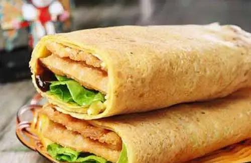 中午，我去买杂粮煎饼吃。女摊主一看到我就问道：“杂粮煎饼，你是要6元钱的还