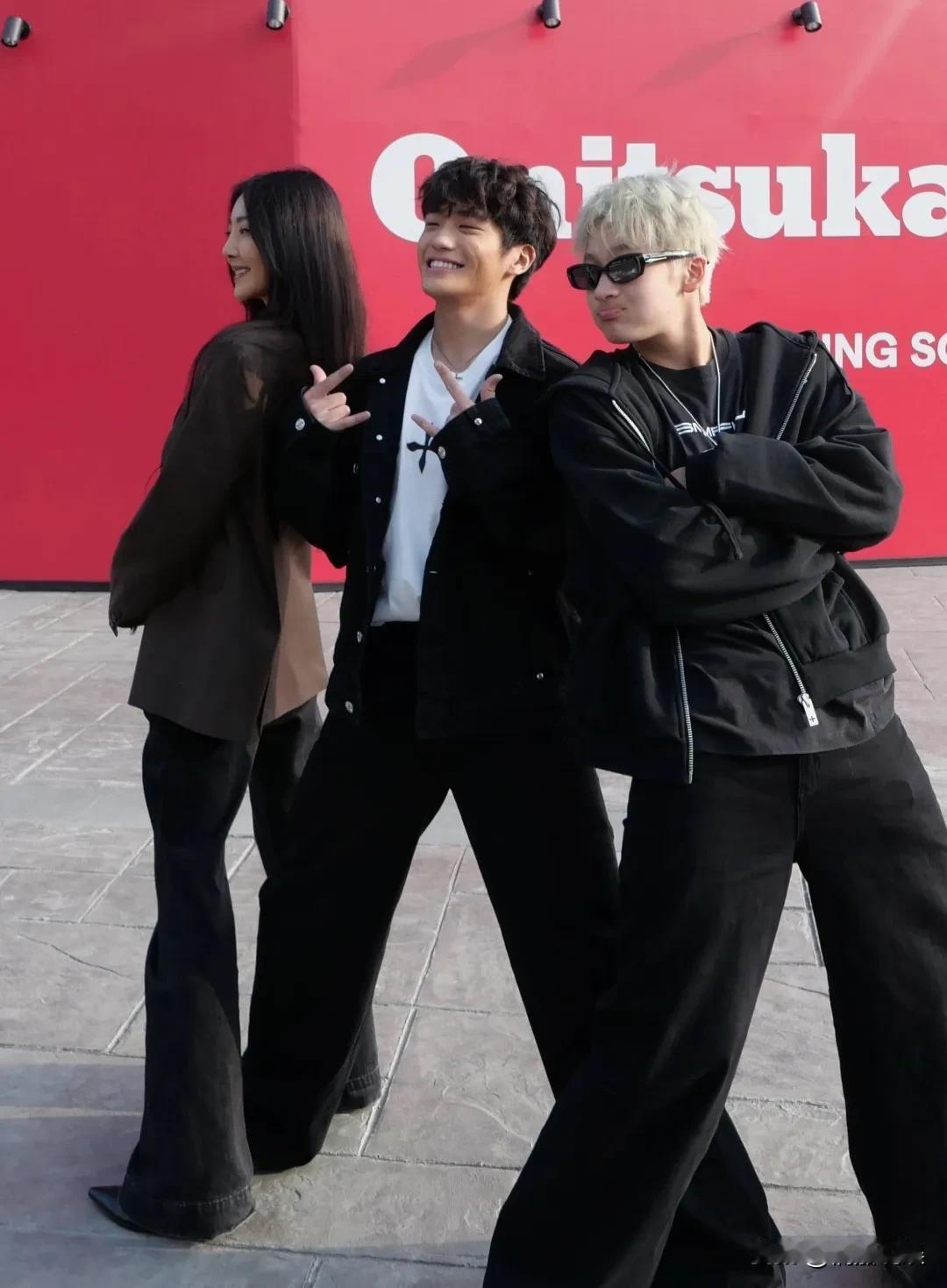 吴速玲晒和儿子Joe在广州游玩的合照，47岁的吴速玲头发乌黑浓密，身材高挑窈窕，