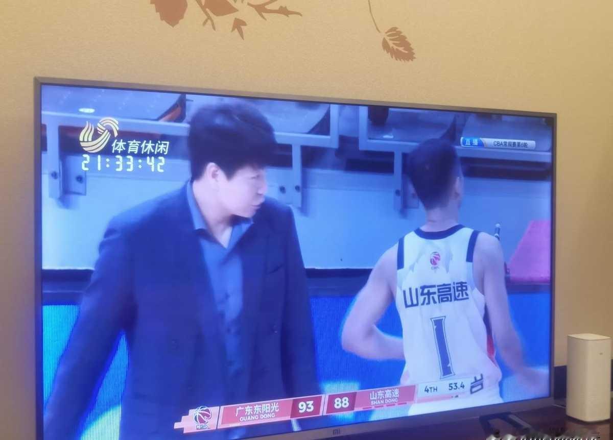 教练砸掉的不是战术板，是球员心里最后那根弦。比赛最后三秒，新疆队落后两分。高诗