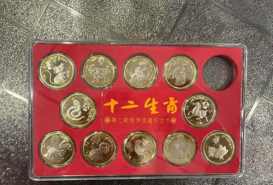 不建议在发行第三轮生肖纪念币了。目前各类纪念币基本无法正常市面流通，持有者想回