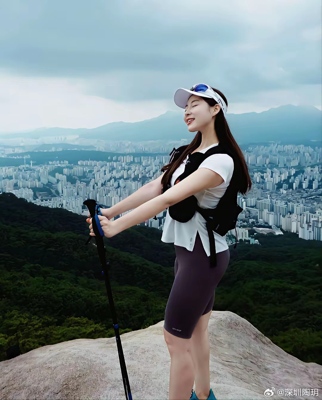 周末爬山的韩国女博主，很精神。[玫瑰]​​​