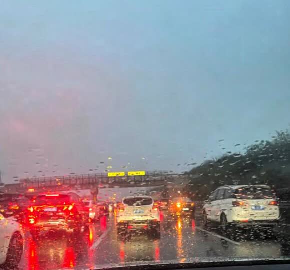 晚上高速开车遇大雨，真能把人急死！满路车都打着双闪，晃得眼晕。我问副驾的老婆，知