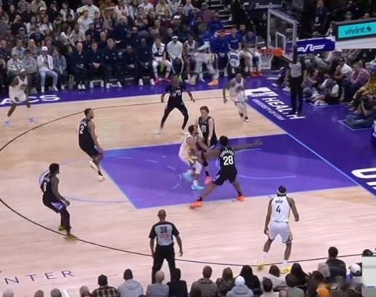 防守库里太难了！马尔卡宁谈库里：“防守库里真的太难了。”“他可不是只会投