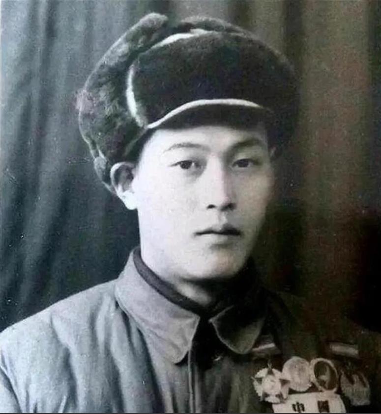 1952年，志愿军战士张文荣被美军俘虏后叛变，接受完改造后，他奉命打入志愿军内部