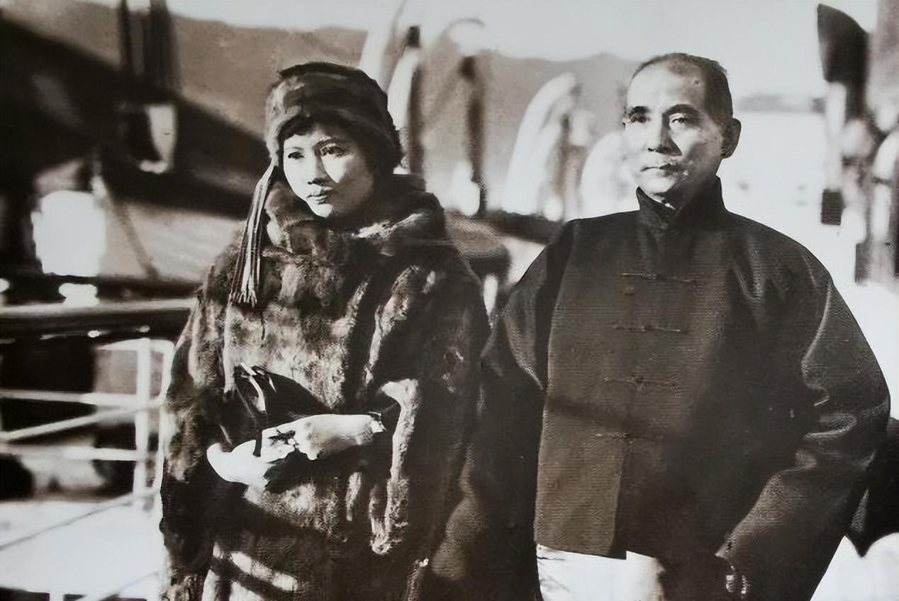 1932年的上海，法租界霞飞路的公寓里，李燕娥捏着那对翡翠耳环，指尖沁出了汗。